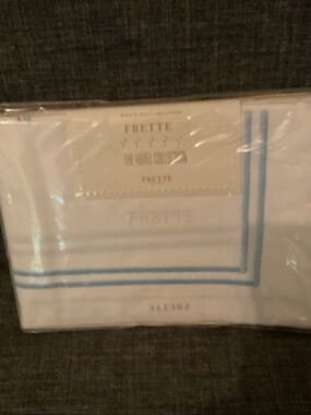 NEW FRETTE 26” square euro pillow sham white with pale blue stripe Hôtel